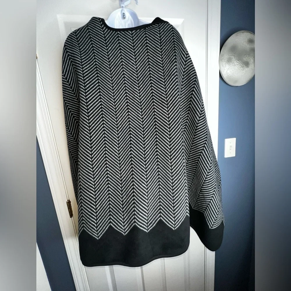 Ike Behar One Size Black Soft Geometric Fleece Ruana Wrap Poncho Sweater OS